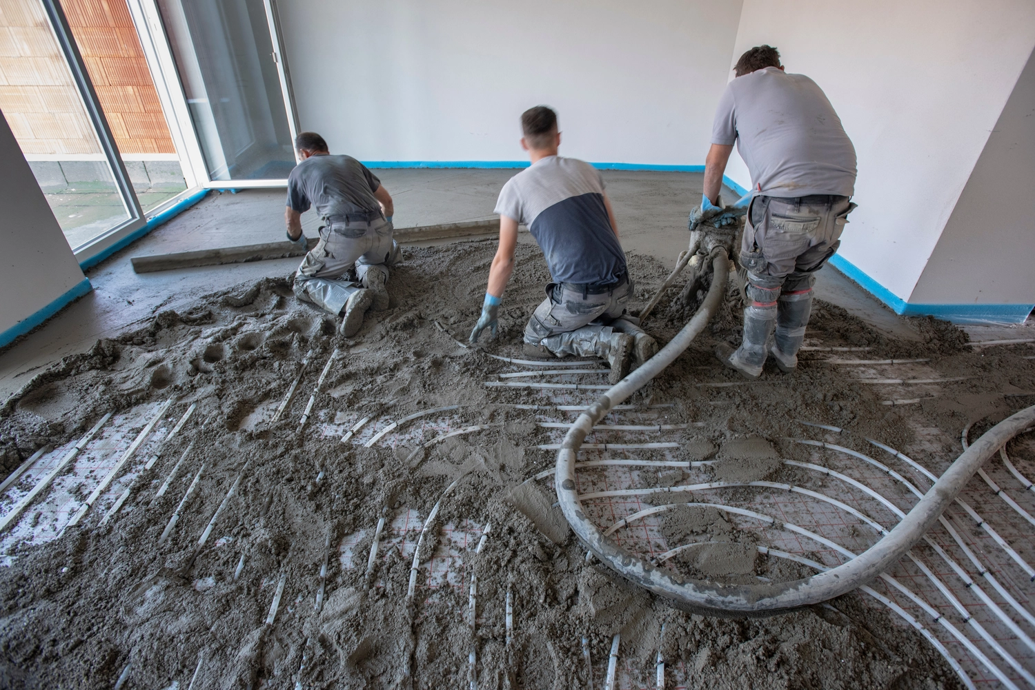 Karello Raumdesign - Innenausbau, Raumdesign und handwerkliche - Estrich wird auf einer Fußbodenheizung verlegt